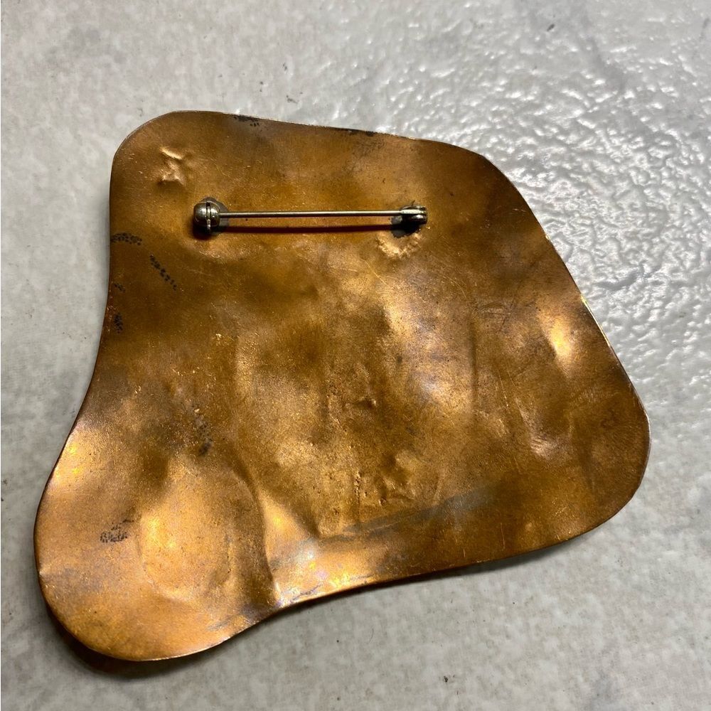 VINTAGE Copper Howling Wolves Brooch - Picture 2 of 2